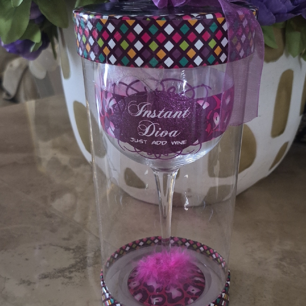 Instant Diva Wine Glass with Pink Accents